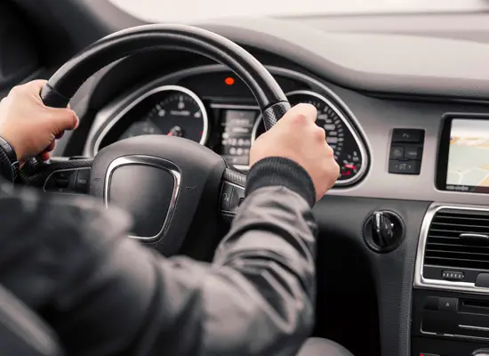 lær kjørereglene og hva som kreves for å bli en trygg sjåfør med nødvendig øvelseskjøring