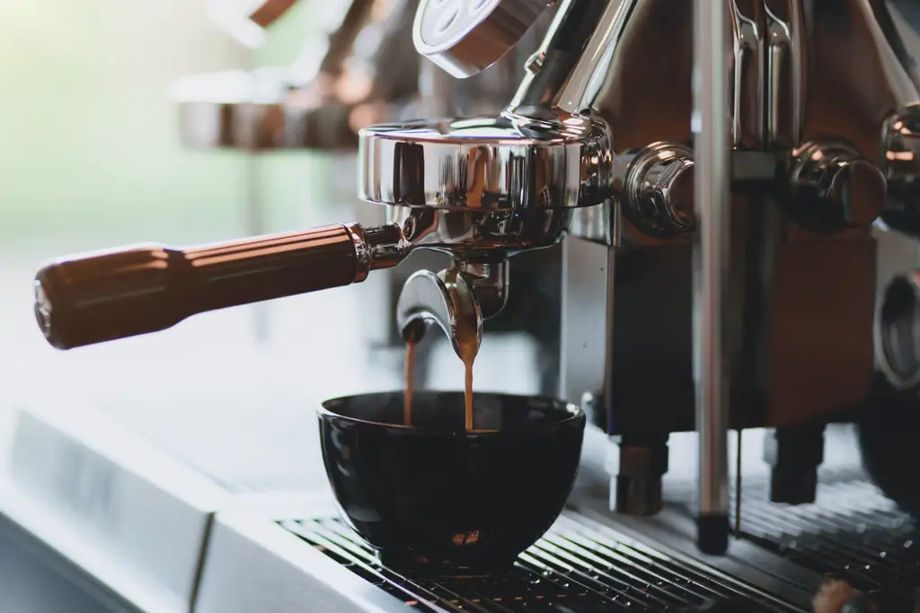 lag espresso av kafékvalitet hjemme med en brukervennlig espressomaskin
