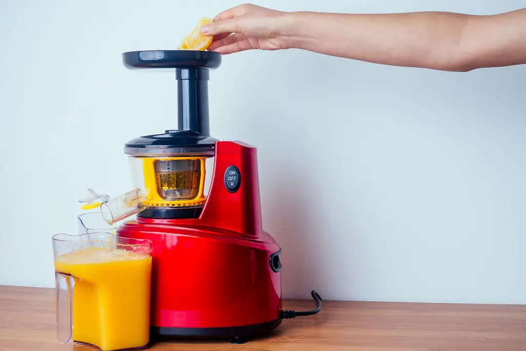 slow juicer test slow juicer er mer skånsom mot ingrediensene og beholder flere næringsstoffer