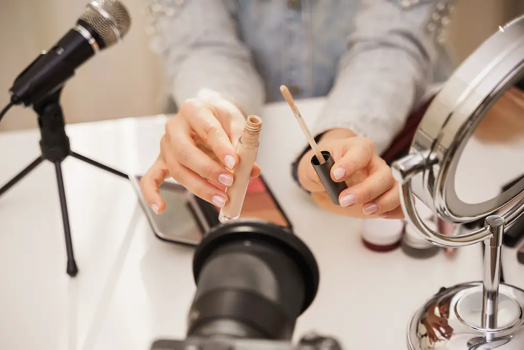 concealer sminke hjelper til med å dekke over urenheter og mørke ringer