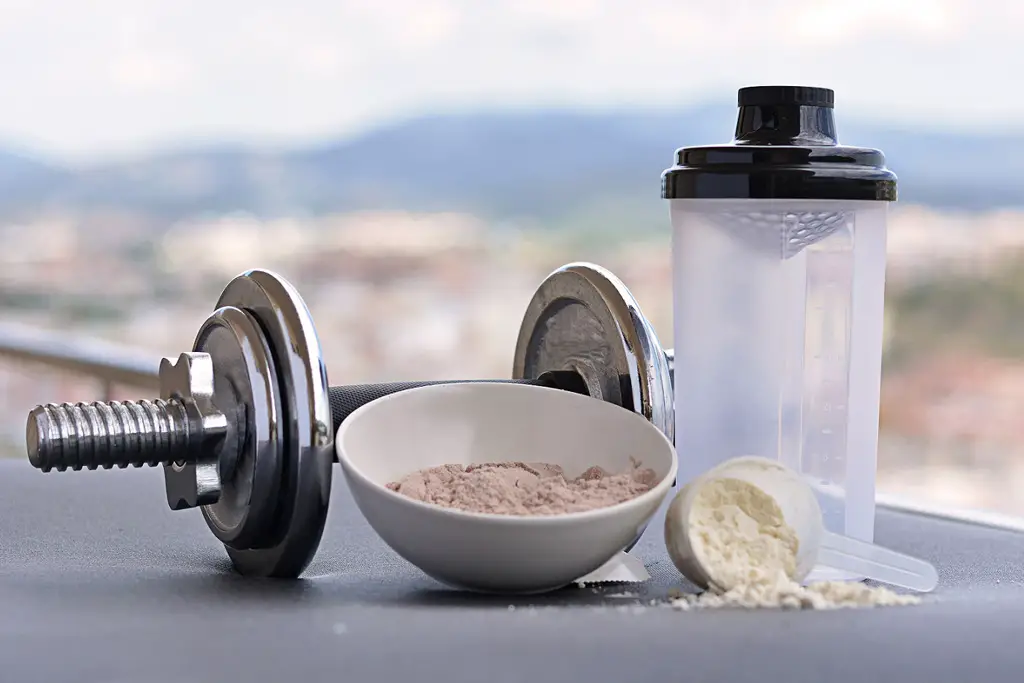 proteinpulver hjelper til med å bygge muskler, reparere vev og lage enzymer og hormone